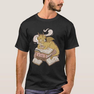 Bookworms Cozy Coffee Drinking Dragon Romantasy Tシャツ