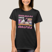 Bookworms Take Shelfies Book Nerds Reading Tシャツ (正面)
