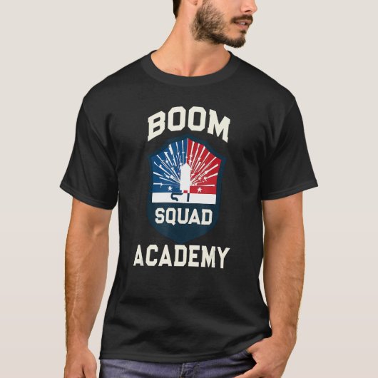 BOOM SQUAD ACADEMY Fireworks Little Firecracker Bo Tシャツ (正面)
