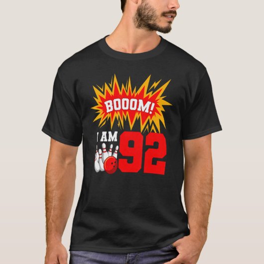Booom I am 92ボーリング誕生日パーティーボウリングをする人、 クリケットの投手Bday  Tシャツ (正面)