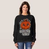 Bootiful Vibes Pun Halloween Tee スウェットシャツ (正面フル)