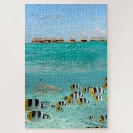 Bora熱帯Boraの礁湖の魚を追跡している鮫 ジグソーパズル