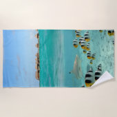 Bora熱帯Boraの礁湖の魚を追跡している鮫 ビーチタオル (正面)