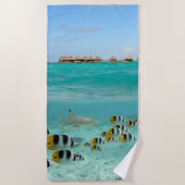 Bora熱帯Boraの礁湖の魚を追跡している鮫 ビーチタオル (正面)