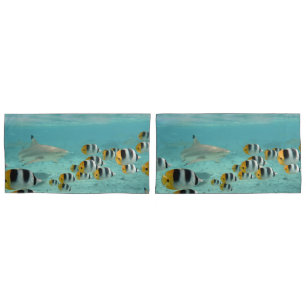 Bora熱帯Boraの礁湖の魚を追跡している鮫 枕カバー