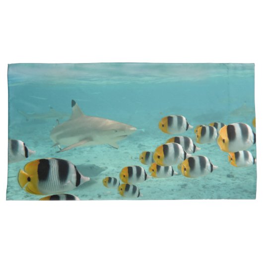 Bora熱帯Boraの礁湖の魚を追跡している鮫 枕カバー (正面右)