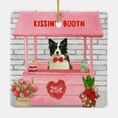Border Collie Dog Valentine's Day Kissing Booth セラミックオーナメント (裏面)