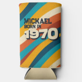Born in 1970 Personalized Retro 70s Rainbow スリム缶クーラー (正面)