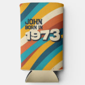 Born in 1973 Custom Can Cooler – Groovy 70s Vibes スリム缶クーラー (正面)
