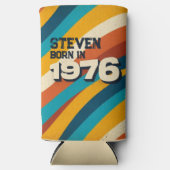 Born in 1976 Personalized Classic 70s Retro Look スリム缶クーラー (正面)