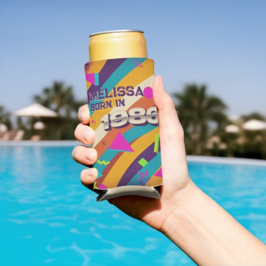 Born in 1986 - Retro 80s Neon Geometric Name スリム缶クーラー (インサイチュ プール)