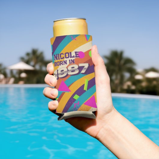 Born in 1987 - Retro 80s Neon Geometric Name スリム缶クーラー (インサイチュ プール)