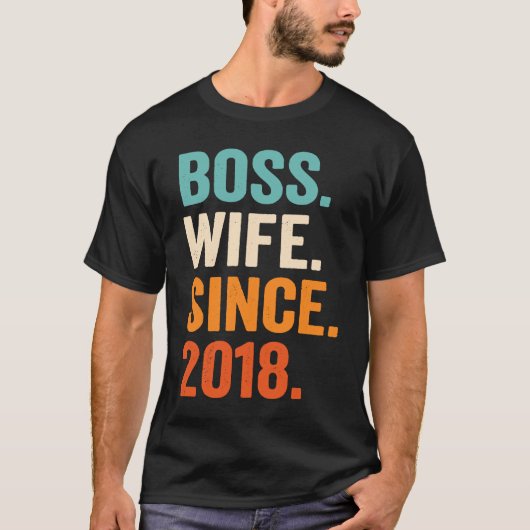Boss Wife Since 2018 5th wedding anniversary Tシャツ (正面)