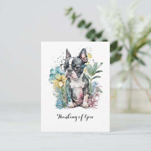 Bostonスタイルの無表情な顔でBoston子犬メガネと花 ポストカード (スタンド正面)