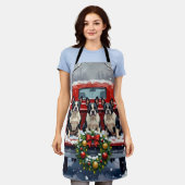 Boston Terrier Christmas Red Truck Holiday エプロン (着用した状態)