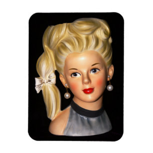Bouffant及び側面のポニーテールを持つヘッドつぼの60年代の女の子 マグネット