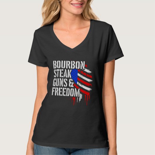 Bourbon Steak & Freedom USA Flag Funny Whiskey Lov Tシャツ (正面)