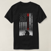Bow deer hunting American flag gift for Bow huntin Tシャツ (デザイン正面)