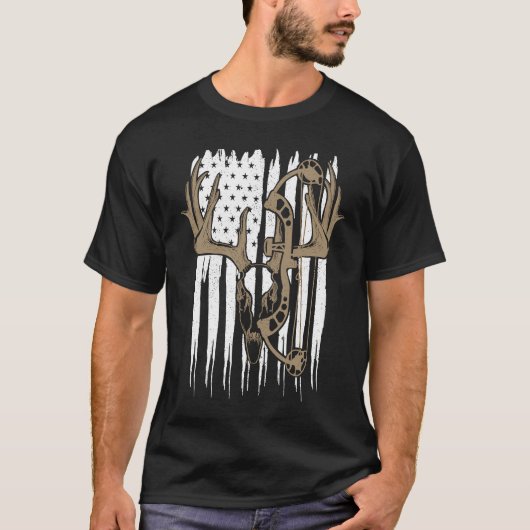 Bow Hunting Deer American Flag Archery Hunter Men  Tシャツ (正面)