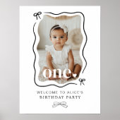 Bow Wavy 縁ど Photo 1st Birthday Welcome Sign ポスター (正面)