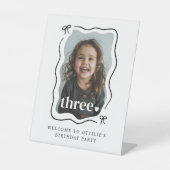 Bow Wavy 縁ど Photo 3rd Birthday Welcome Sign 台座サイン (正面)