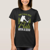 Bowfisher Only Real Men Fish with A Bow Hunter Fis Tシャツ (正面)