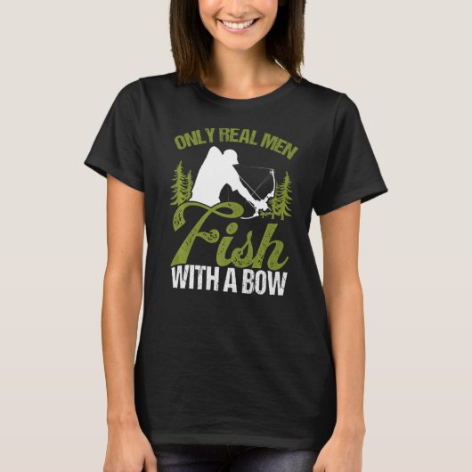 Bowfisher Only Real Men Fish with A Bow Hunter Fis Tシャツ (正面)
