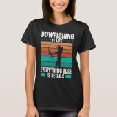 Bowfishing is life details Bowfisher Bowhunter Fis Tシャツ (正面)