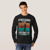 Bowfishing is life details Bowfisher Bowhunter Fis Tシャツ (正面フル)