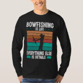 Bowfishing is life details Bowfisher Bowhunter Fis Tシャツ (正面)