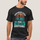 Bowfishing Who needs Sleep Airboat Fisherman Bowfi Tシャツ (正面)