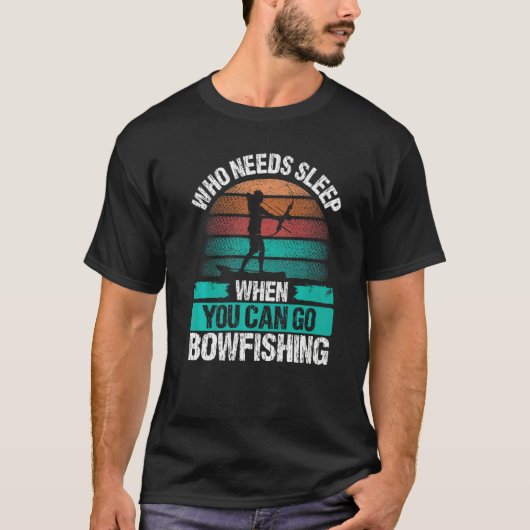 Bowfishing Who needs Sleep Airboat Fisherman Bowfi Tシャツ (正面)