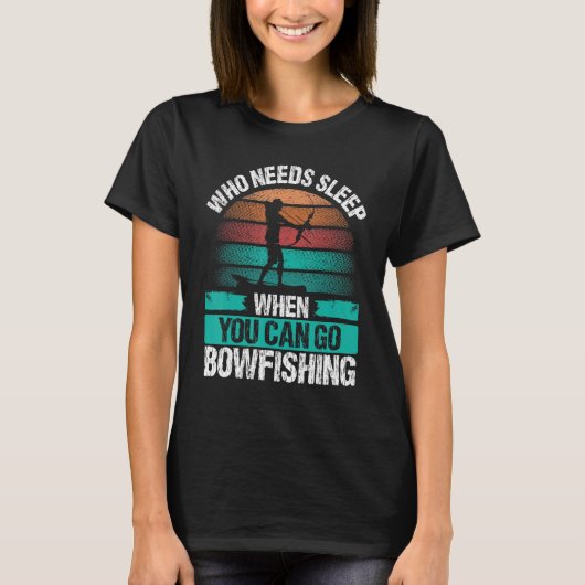 Bowfishing Who needs Sleep Airboat Fisherman Bowfi Tシャツ (正面)