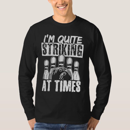 Bowling Ball Pin Bowler Strike Team Bowling Alley  Tシャツ (正面)