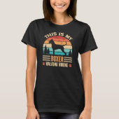 Boxer Mom Walking German Dog Walker Retro Sunset Tシャツ (正面)