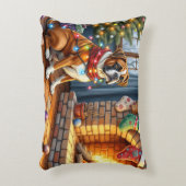 Boxer Sitting by Fireplace with Christmas Lights アクセントクッション (正面(垂直))