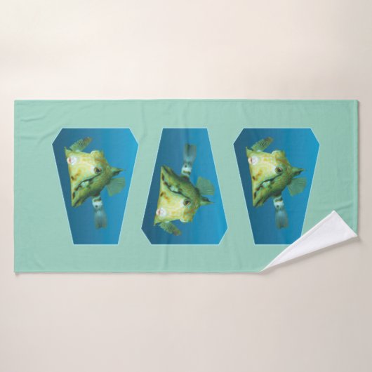 Boxfish -デザイングラデーションの青い背景 | バスタオル (バスタオル)