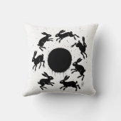 Boxing Hares – Haunted Ink Woodland Duel クッション (裏面)