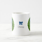 BoxwoodリースとBlue Bow Ceramic コーヒーマグカップ (中央)