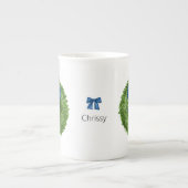 BoxwoodリースとBlue Bow Ceramic ボーンチャイナマグカップ (正面)