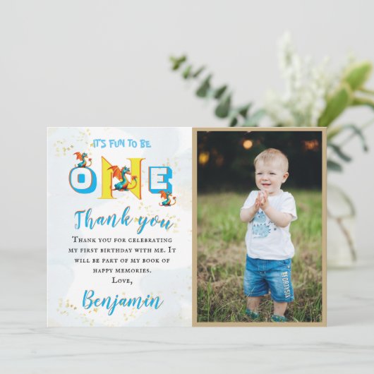 Boy Dinosaur写真パーソナライズされた第1誕生日 サンキューカード (スタンド正面)