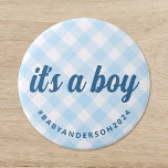 Boy Gingham Baby Shower 缶バッジ<br><div class="desc">パステルブルーとホワイトギンガムチェックの背景を備え、南部の魅力を感じさせるベビシャワーボタン。カッシブレタリングの「男の子だ」というメッセージスタイリッシュは、エレガンスな雰囲気を保ちながら、ボタンが目を引くようにすカジュアルる。このボタンは名門私立校風のクラシックがコンテンポラリー祝感じも、時間の無いデザインと一緒に生きるママに適したを反映している。</div>