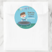 Boy on Trampoline子供の誕生日サンキューステッカー ラウンドシール (バッグ)