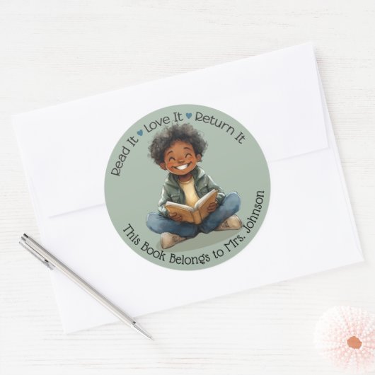 Boy Reading Teacher Classroom Library Labels ラウンドシール (封筒)