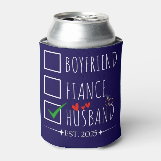 Boyfriend Fiancé Husband Est. 2025 Just Married   缶クーラー (缶正面)