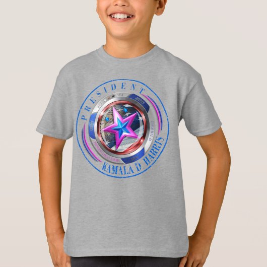 Boys Dual Sided Harris-Walz Wing/Stamp Medallion Tシャツ (正面)