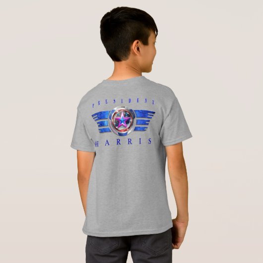 Boys Dual Sided Harris-Walz Wing/Stamp Medallion Tシャツ (裏面フル)