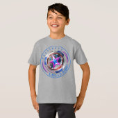 Boys Dual Sided Harris-Walz Wing/Stamp Medallion Tシャツ (正面フル)