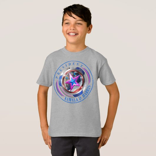 Boys Dual Sided Harris-Walz Wing/Stamp Medallion Tシャツ (正面フル)