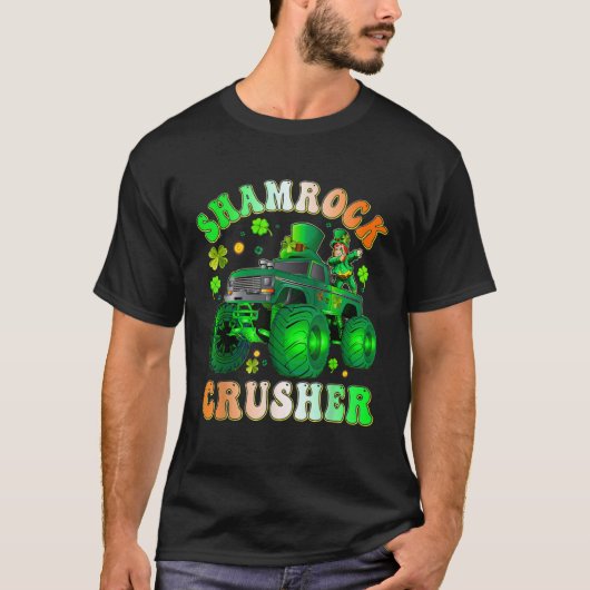 Boys Saint Patricks Day Monster Truck Shamrock Cru Tシャツ (正面)